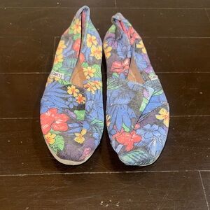 TOMS Women's Vibrant Floral Loafers - Blue and Red